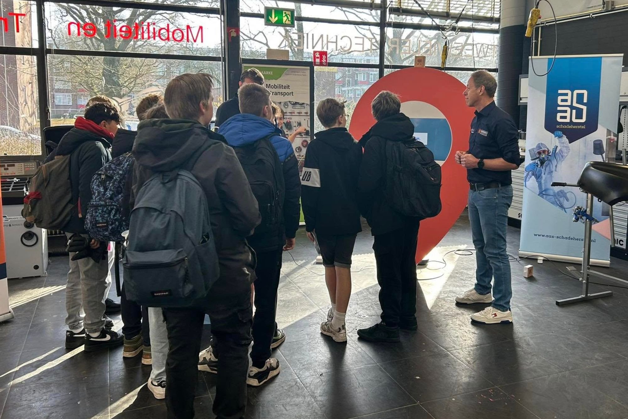 Techniek Tastbaar Deventer: Kinderen maken kennis met autoschadeherstel