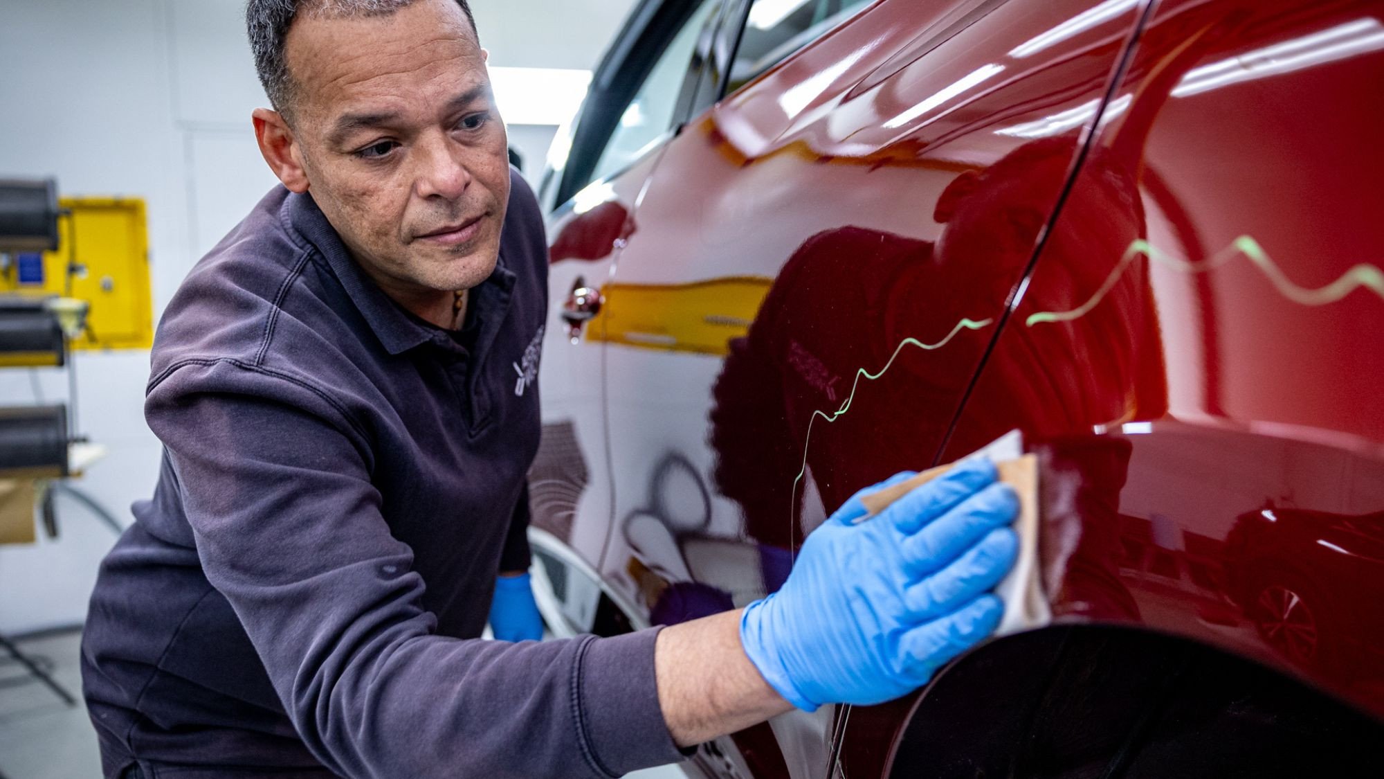 Laat ondiepe krassen binnen één dag herstellen tegen een vaste prijs.